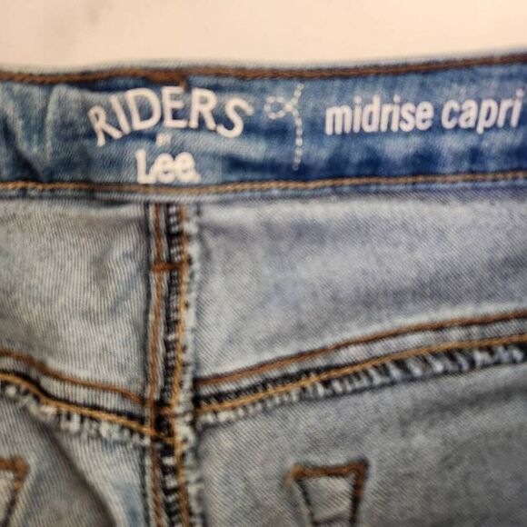 Riders women's lee blue denim mid-rise Capri cropped jeans - Picture 2 of 6